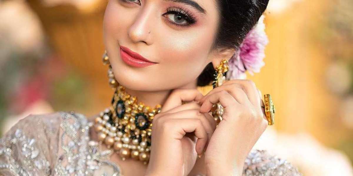 How to Choose the Perfect Bridal Makeup Artist in Noida